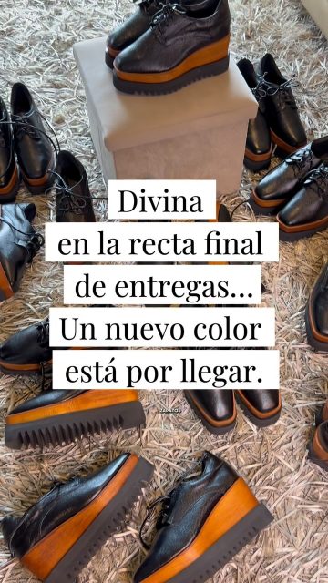 Seguimos con las entregas de nuestros Divina negros con suela negra, y cada vez falta menos para completar esta preorden. #patriciadiazpd #pdlovers #medellin #zapatos #mujeres
A nuestras clientas que todavía están esperando: gracias por la confianza y la paciencia. Ya estamos en la etapa final de las entregas y pronto todas podrán disfrutar de sus Divina.
Detrás de cada par hay manos artesanas y un trabajo cuidadoso que hacemos con mucho amor para ustedes.
Y mientras terminamos esta etapa, estamos preparando lo que viene: una nueva preorden y una sorpresa… un color que nos tiene enamoradas y que sabemos que les va a fascinar.
Gracias por hacer parte de esta historia. ¡Lo que viene está divino!