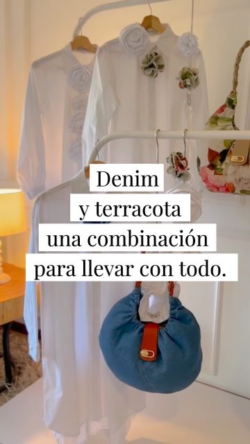 El denim es un básico de armario: combina con muchísimos colores y, junto al cuero terracota, crea una mezcla hermosa, cálida y fácil de llevar. #patriciadiazpd #pdlovers #medellin #mujeres #hechoamano
Miren nuestro sobre Origen en denim. Tiene una capacidad maravillosa para guardar tus cosas; ¡hasta tu sombrilla cabe!
Esta hermosa bolsa también combina el denim con el terracota, para acompañarte en tu día a día.
Y nuestras flores de denim, hechas a mano, puedes llevarlas en el cabello, en la ropa o en tu bolso. Una flor, muchas formas de darle tu toque personal.
Para completar, nuestro monedero: aquí lo ven con herraje plateado, aunque también está disponible con herraje dorado.
Piezas para combinar, disfrutar y hacer tuyas.
Patricia Díaz. Tú eres la inspiración.