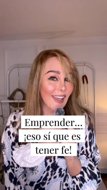 Emprender… ¡eso sí que es tener fe!
Yo quería ser mi propia jefa… ¡y terminé con la jefa más exigente de todas! No me da descanso, me pone a trabajar los domingos… ¡y me paga de última!
Aquí toca tener corazón de acero, paciencia de santa y repetir: “Todo va a salir bien”… mientras hago cuentas.
¿Y saben qué es lo mejor? Que entre tanto pendiente, veo una tela divina… ¡y ya quiero hacer otro bolso! Así llega Patricia Díaz 58 más. Porque a mis 58 tengo clarísimo lo que quiero… ¡lo que todavía no sé es a qué horas voy a hacer todo lo que se me ocurre!
#patriciadiazpd #pdlovers #medellin #mujeres #emprender