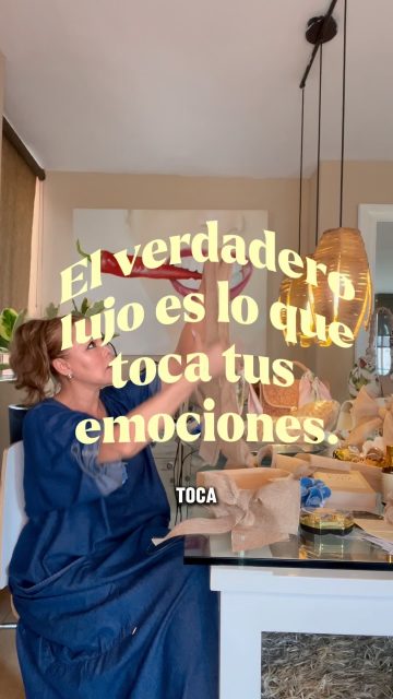 El verdadero lujo es lo que toca tus emociones.
#regalos #navidad #patriciadiazpd #pdlovers #hechoamano
Es saber que alguien pensó en ti, eligió una flor, un aroma, un detalle… y lo preparó con cariño.
Así nacen Regalos que florecen, por Patricia Díaz.
Con mis manos preparo cada regalo, elijo sus detalles y lo acompaño con un mensaje que quiero que recuerdes: tú eres la inspiración.
Flores artesanales, nuestro aroma Agua Viva, el perfume Victoriosa, pañoletas y un toque dulce… en diferentes combinaciones para sorprender, agradecer y regalar con el corazón.
Ya abrimos nuestra preorden de Navidad, para tus regalos personales y los de tu empresa.
Escríbenos para recibir las fotos, conocer las opciones y los precios, y reservar tus regalos con tiempo.
Esta Navidad, regala algo que permanezca.
Regalos que florecen, por Patricia Díaz.