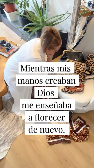 Hoy me siento aquí a mirar cada detalle… y siento una alegría enorme. Ya llegaron las muestras de los zapatos, y verlas junto a las carteras es ver hecho realidad el trabajo de tantos meses. #patriciadiazpd #pdlovers #nuevacolección #zapatos #mujeres
Gracias, Dios, porque por ti puedo seguir creando y vivir este momento.
Patricia Díaz 58 más viene cargada de color, de texturas, de nuevas formas y de historias. Hoy les comparto este animal print que me tiene enamorada.
Y sí… ¡abrimos preórdenes!
Si eres de las que disfruta elegir con tiempo sus regalos de diciembre, este es el momento. Son piezas limitadas, creadas con nuestras manos y con todo el corazón.
Las carteras las podrás recibir a finales de noviembre, incluso antes según el diseño; y los zapatos, la segunda semana de diciembre.
Escríbeme para reservar tus favoritos.
Qué felicidad compartir contigo lo que un día empezó siendo una idea… Hoy lo miro y le doy gracias a Dios: porque mientras mis manos creaban esta colección, Él me estaba enseñando a florecer de nuevo.